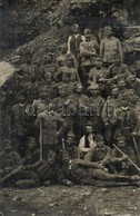 T2/T3 1917 Osztrák-magyar Katonák A Lövészárok Menekülő útját Készítik / WWI Austro-Hungarian K.u.K. Soldiers Working On - Non Classés