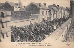 51-AY-EN-CHAMPAGNE- AVRIL 1911, DANS LES RUES D'AY MANIFESTATION ET DRAGONS EN PRESENCE - Ay En Champagne