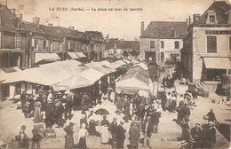 72 Sarthe :  La Suze La Place Un Jour De Marché      Réf 4787 - La Suze Sur Sarthe