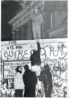 BERLIN  Novembre 89  LE MUR ESCALADE DANS LES DEUX SENS - Muro De Berlin