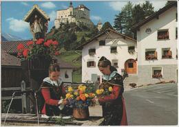 Engadiner Trachtenmädchen Am Dorfbrunnen In Tarasp - Photo: Jon Feuerstein - Tarasp