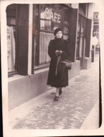 PHOTO Une Femme Devant Un Café Lieu à Identifier - Cafés