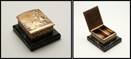 Boîte En Bronze Doré à Fin Décor Signé "Auguste Maillard-Contemplation", Socle Marbre Vert, 2 Comp., 80x 72x38mm. - TB - Cajas Para Sellos