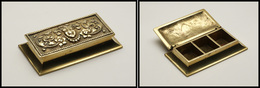 Boîte En Bronze Doré, Fin Décor En Relief Sur Couvercle, 3 Comp., 100x58x15mm. - TB - Cajas Para Sellos