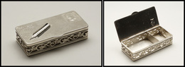 Boîte Métal Argenté, Pourtour Ajouré, "Timbre Et Plume" En Relief Sur Couvercle, Signée "Quadruple Plate, Gilit 7023", 2 - Stamp Boxes
