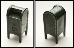 Distributeur De Roulettes En Métal En Forme De Boîte Aux Lettres US, Marqué "US Mail Bank", H.130, L.656, L.65mm. - TB ( - Stamp Boxes