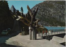 Vals-Zervreila, Sculptur Auf Der Staumauer Mit Stausee Und Dem Zervreilahorn (Bildhauer R. Ratnowsky) - Vals