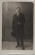 Photo De Studio  Carte Postale Ancienne /Jeune Dandy Au Chapeau Et Cigare / Vers 1900-1920             PHOTN421 - Anonymous Persons