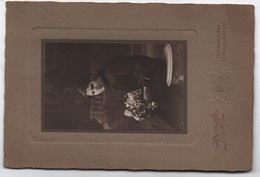 Photo De Studio Ancienne Montée Sur Carton/Jeune Fille Avec Bouquet De Fleurs/HILLIOT/La VARENNE/Vers 1910-1930 PHOTN422 - Personnes Anonymes