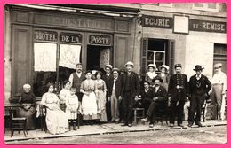 Cp Photo - Café Restaurant - Hotel De La Poste - Ecurie Et Remise - Policier - Gendarme - C.P. Sur Col - AS DE TREFLE - Restaurants