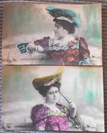 CPA LOT 2X Photo FEMME ARTISTE ? SUR BANC AVEC LORGNON LUNETTE A MAIN CHAPEAU DECOR PAILLETTES +- 1910 - Collezioni E Lotti