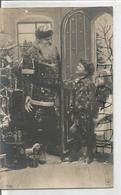 Saint Nicolas à Capuche Dans Une Maison. Enfants Enneigés. Photo. - Sinterklaas