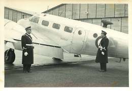 100918 - PHOTO 1950 60 - GENDARMERIE DE L'AIR Avion Aviation Gendarme Service D'honneur Personnalités Arrivant Par Avion - Police - Gendarmerie