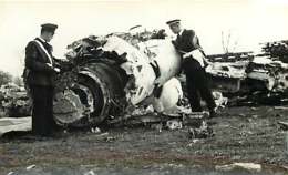 100918 - PHOTO 1950 60 - GENDARMERIE DE L'AIR Avion Aviation Gendarme  - Enquête Accident Avion - - Accidents