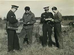 100918 - PHOTO 1950 60 - GENDARMERIE DE L'AIR Aviation Gendarme - Identifcation De Suspect - Police - Gendarmerie