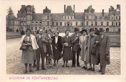 77-FONTAINBLEAU-CARTE-PHOTO- LE CHATEAU ( GROUPE DE PERSONNES ) - Fontainebleau