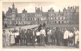 77-FONTAINBLEAU-CARTE-PHOTO- LE CHATEAU ( GROUPE DE PERSONNES ) - Fontainebleau