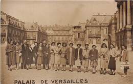 78-VERSAILLES-CARTE-PHOTO- LE PALAIS DE VERSAILLES ( GROUPE DE PERSONNES ) - Versailles