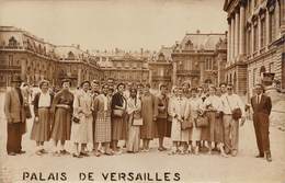 78-VERSAILLES-CARTE-PHOTO- LE PALAIS DE VERSAILLES ( GROUPE DE PERSONNES ) - Versailles