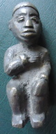 HOMME ASSIS LA MAIN SUR LE COEUR  - KONGO - Bronze Massif (cire Perdue) - Art Africain