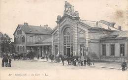 Soissons    02     L’extérieur De La Gare      (voir Scan) - Soissons