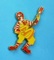 1 PIN'S //  ** McDONALD'S / RONALD LE CLOWN à LA GUITARE ** . (Tirage 200 / McDo Limited Edition Of 200 Made In U.S.A.) - McDonald's