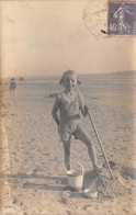 80-LE-CROTOY- CARTE PHOTO- PETITE FILLE A LA PLAGE - Le Crotoy