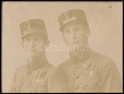1918 Katonák Kitüntetéssel, Fotó, Kartonra Ragasztva, Hátulján Feliratozva, 11,5×17 Cm - Non Classificati