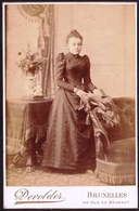 VIEILLE PHOTO CABINET - JEUNE FEMME - MODE VICTORIEN - VICTORIAN DRESS - VASE - PHOTO DEVOLDER BRUXELLES - 16.5 X 10.5 - Oud (voor 1900)