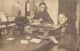 ** T2/T3 Levelet író Osztrák-magyar Katonák / WWI Austro-Hungarian K.u.K. Soldiers Writing Letters. Photo (EK) - Non Classificati