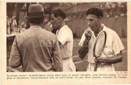 ** T4 La Coupe Davis A Roland Garros. Entre Deux Jeux, Le Grand Champion Jean Borotra Mange Du Sucre Pour Se Reconforter - Non Classificati