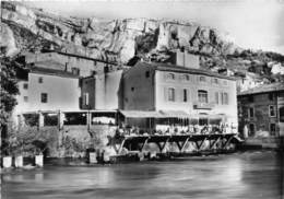 84-FONTAINE DE VAUCLUSE- LA SORGUE ET LE RESTAURANT ' LE CHÂTEAU ' - Autres & Non Classés