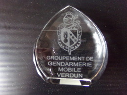 Groupement De Gendarmerie Mobile Verdun Grave Sur Un Support En Cristal 8 X 7,5 X 2,5 Cm260 Gr - Police & Gendarmerie