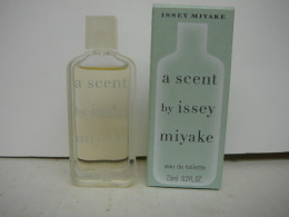 ISSEY MIYAKE " A SCENT BY ISSEY MIYAKE" MINI EDT 7,5 ML LIRE ET VOIR !! - Miniatures Femmes (avec Boite)