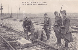 CPA - Grève Des Chemins De Fer - Pont De La Briche Contrôle D'un Aiguillage - Streiks