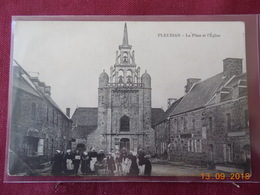 CPA - Pleubian - La Place Et L'Eglise - Pleubian