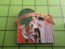 1018A Pin's Pins / Rare Et De Belle Qualité / THEME VILLES : VESTRIC DETENTE ET AMITIE Et Drague De Vieux ... - Villes