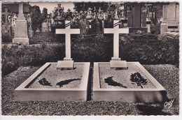 85 MOUILLERON En PAREDS Le Cimetière Les Deux Tombes Celle Du Maréchal De Tassigny Et Celle De Son Fils - Mouilleron En Pareds