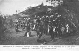 Océanie.  Nouvelle Calédonie .   Canaques En Tenue De Guerre Dansant Le Pilou-Pilou    (voir Scan) - New Caledonia