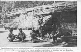 Océanie.  Nouvelle Calédonie .   Famille  Canaque  Et Sa Case .travaillant Pour Les Café Jouve       (voir Scan) - New Caledonia