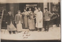 18/9/428  -  PHOTO  GÉNÉALOGIE. -  GROUPE  DE  PERSONNES  DEVANT   MAGASIN. - Genealogy