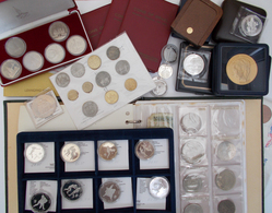 Alle Welt: Eine Sammlung Diverser Münzen, Kursmünzensätzen Und Medaillen. Dabei Ein Album Mit Kleinm - Autres & Non Classés