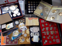Alle Welt: Eine Sammlung An Münzen Und Medaillen Aus Aller Welt Aufbewahrt In 2 Koffern Und Mehreren - Andere & Zonder Classificatie