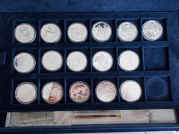 Griechenland: Ein Samtetui Mit Insgesammt 16 Silbermünzen Zu Den Olympischen Spielen 2004 In Athen. - Griekenland