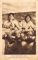 P-jmt2-18-5212 :  MISSION D'EXTREME-NORD CANADIEN. FEMMES ESQUIMAUDES  DANS L'IGLOU - Other & Unclassified