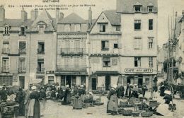 N°1644 A -cpa Vannes -place Du Poids Public -un Jour De Marché- - Marchés