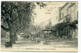 84 - SARRIANS - La Place Des Platanes. - Sarrians