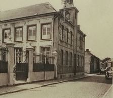 Dour Institut De La Sainte Union Façade Avec Automobiles Sur La Droite - Dour