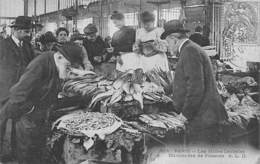 Paris     75     Halles Centrales. Marchandes De Poissons         (voir Scan) - Sets And Collections