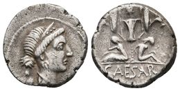 JULIO CESAR. Denario. 46-45 A.C. Ceca Militar Móvil (Hispania). A/ Cabeza De Venus A Derecha Usando Stephane Y Cupido De - République (-280 à -27)